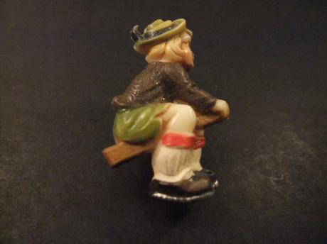 Meisje uit Tirol op hek